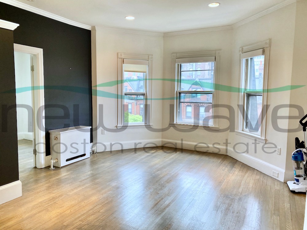 225 Newbury St, Back Bay