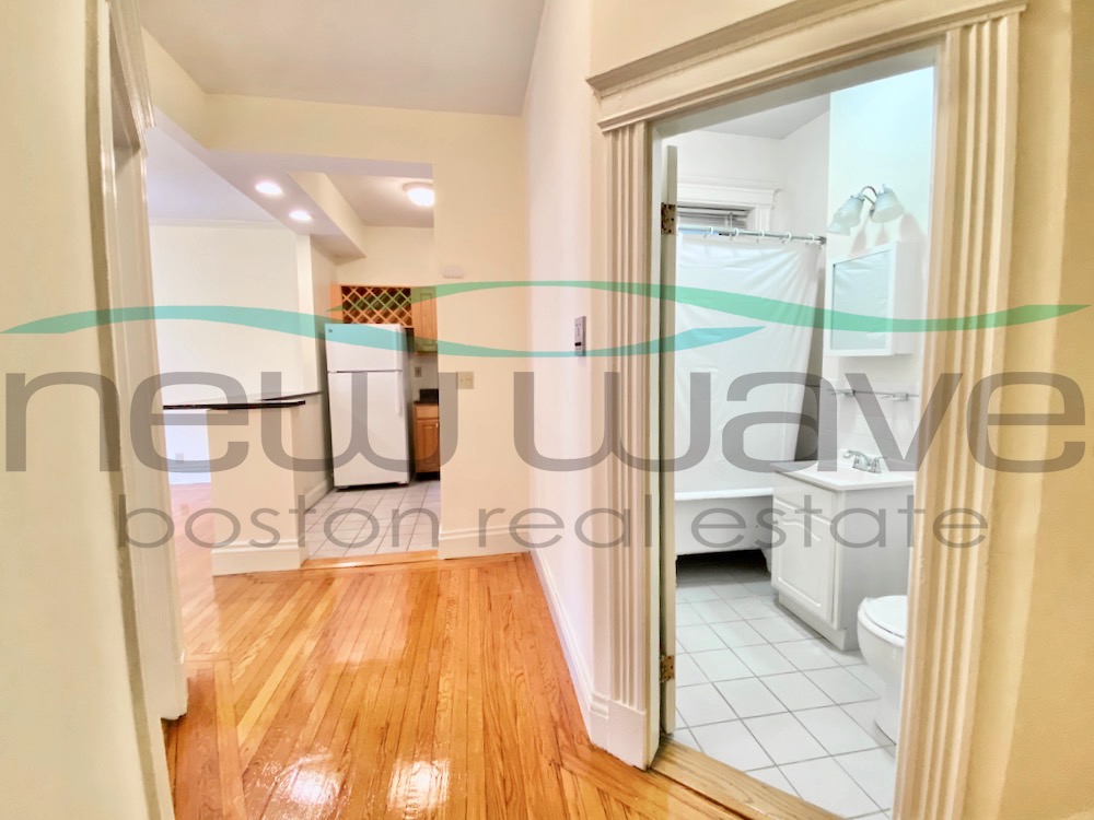 1 bed, 1 bath apartment for rent at 26 Queensberry St Unit 2, Fenway — photo 3 of 9