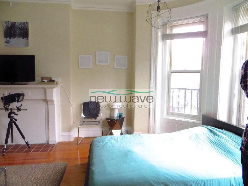 232 Newbury St, Back Bay