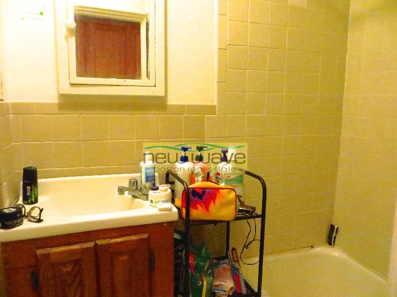 Studio bed, 1 bath apartment for rent at 66 Myrtle St Unit 1, Beacon Hill — photo 4 of 9