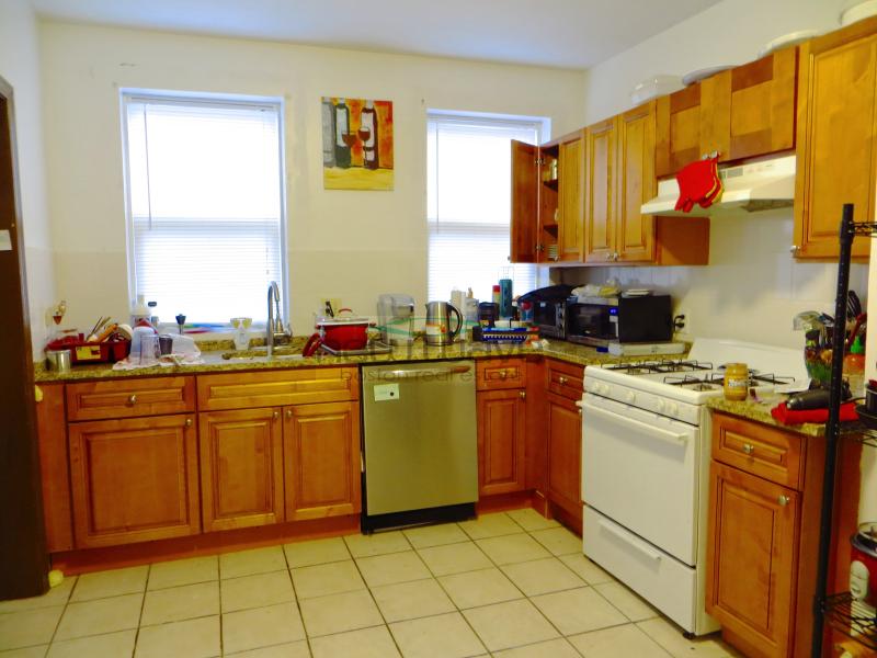 4 bed, 1 bath apartment for rent at 4 1/2 Centre St Unit 3, Mission Hill