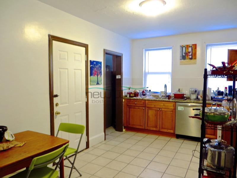4 bed, 1 bath apartment for rent at 4 1/2 Centre St Unit 3, Mission Hill — photo 6 of 10