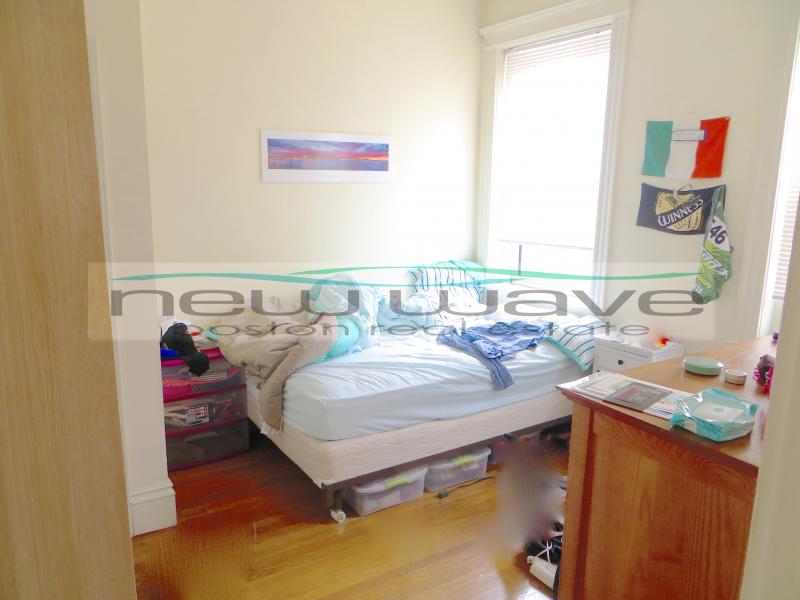 102 Queensberry St, Fenway