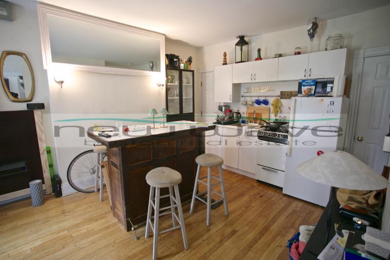 225 Newbury St, Back Bay