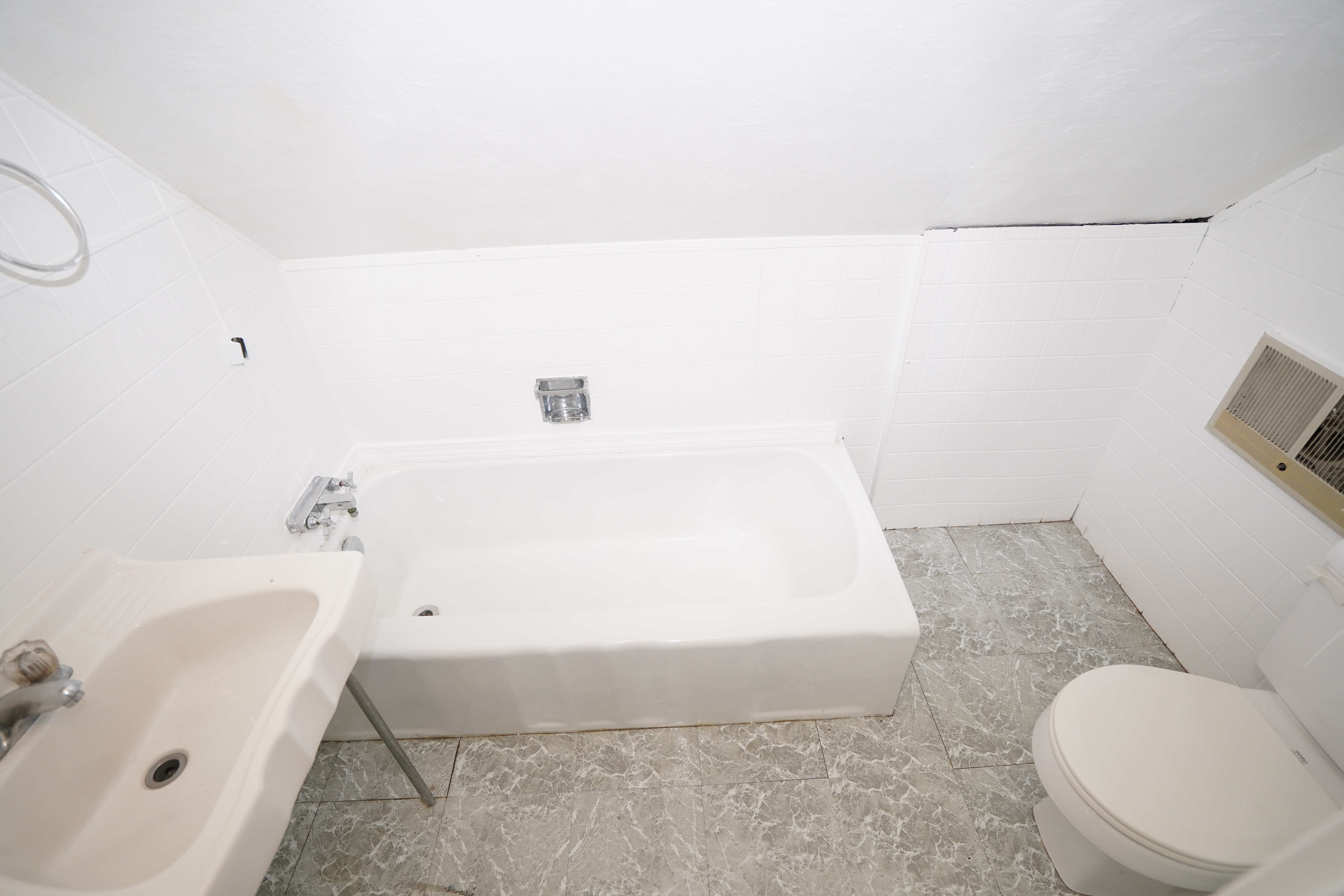 6 bed, 2 bath apartment for rent at 129 Franklin St Unit 2CC, Allston — photo 16 of 17