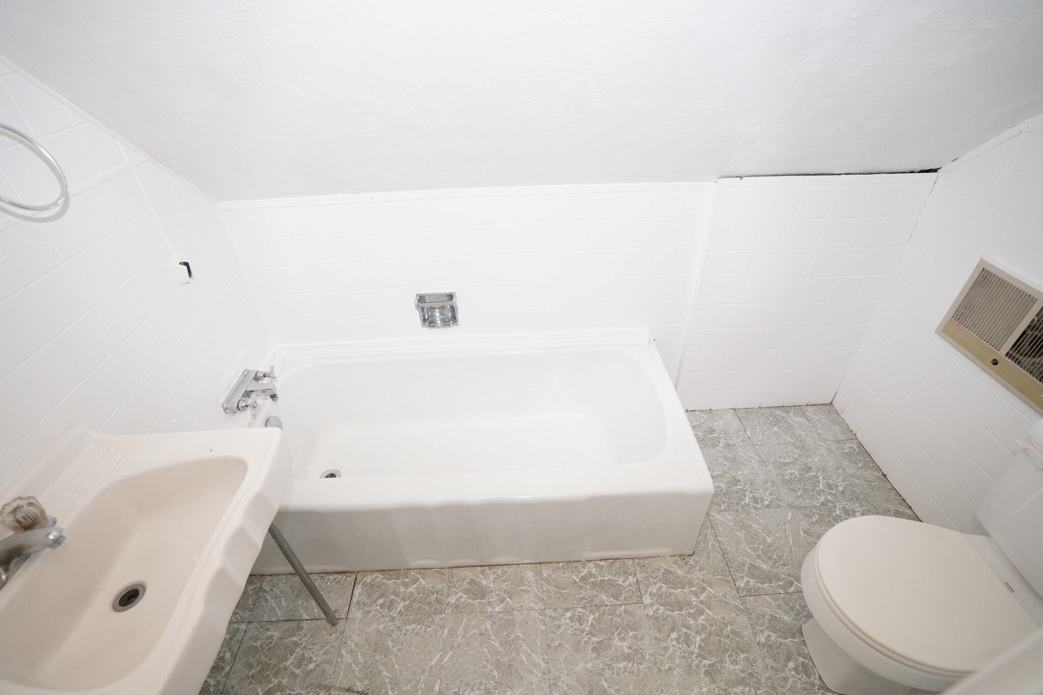 5 bed, 2 bath apartment for rent at 129 Franklin St Unit 2, Allston — photo 18 of 19