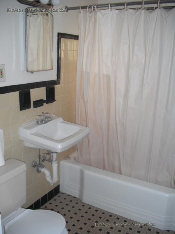 2 bed, 1 bath apartment for rent at 12 Linden Unit 3, Quincy — photo 14 of 17