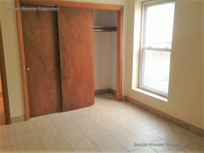 1 bed, 1 bath apartment for rent at 124 Main Unit 3, Quincy — photo 2 of 8