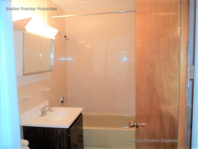 1 bed, 1 bath apartment for rent at 225 Independence Ave Unit 22, Quincy — photo 4 of 21
