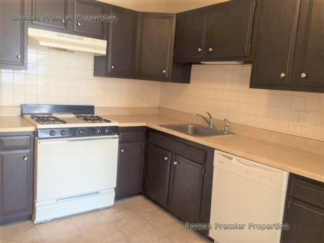 2 bed, 1 bath apartment for rent at 211 West Squantum Unit 1, Quincy — photo 2 of 14