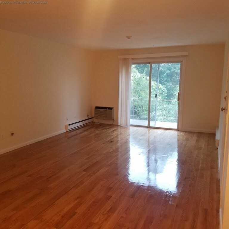 1 bed, 1 bath apartment for rent at 55 Elmwood Park Unit 20, Quincy — photo 2 of 6