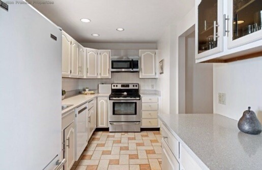 3 bed, 1 bath apartment for rent at 7 Dorchester Unit 3, Quincy — photo 9 of 12