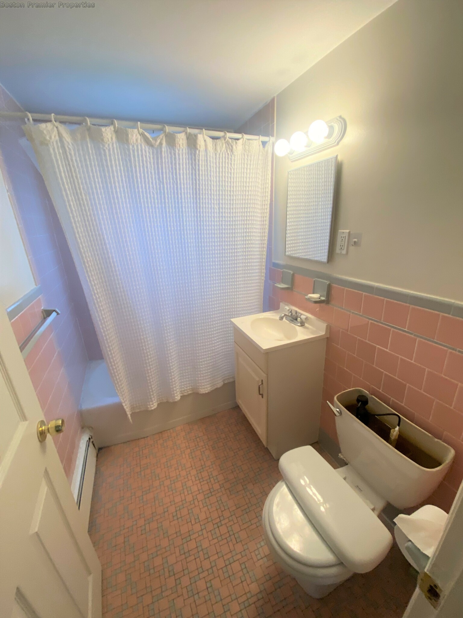 2 bed, 1 bath apartment for rent at 18 Old Colony Ave Unit 4, Quincy — photo 3 of 8