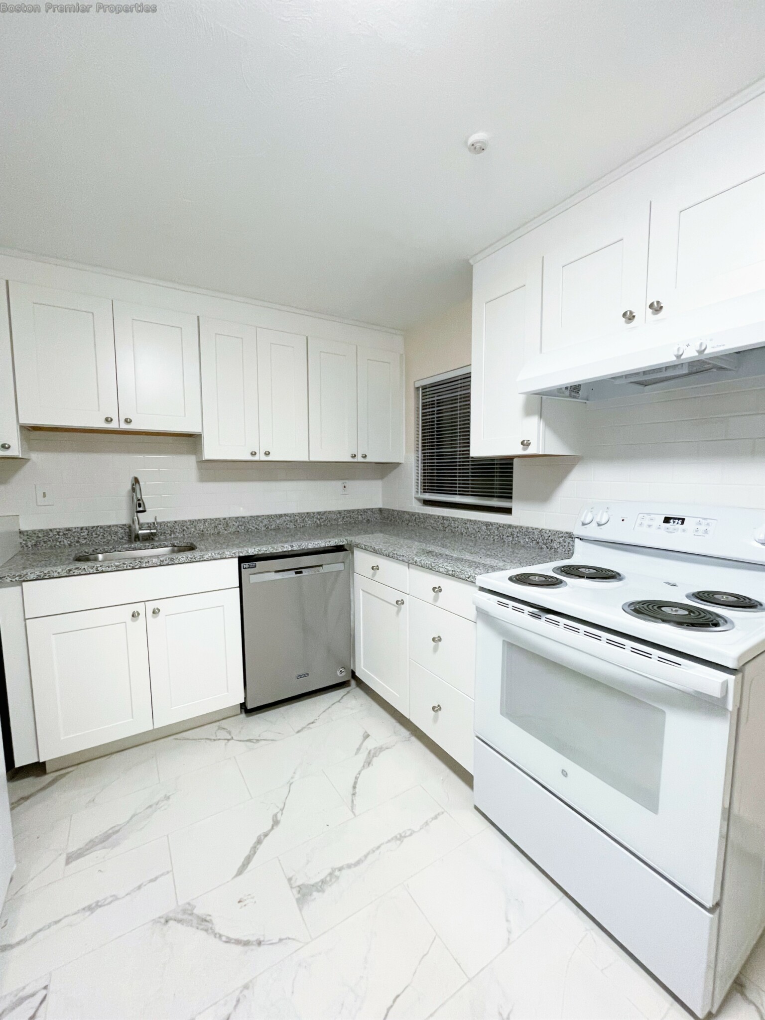 2 bed, 1 bath apartment for rent at 836 Sea St Unit 3, Quincy — photo 2 of 15