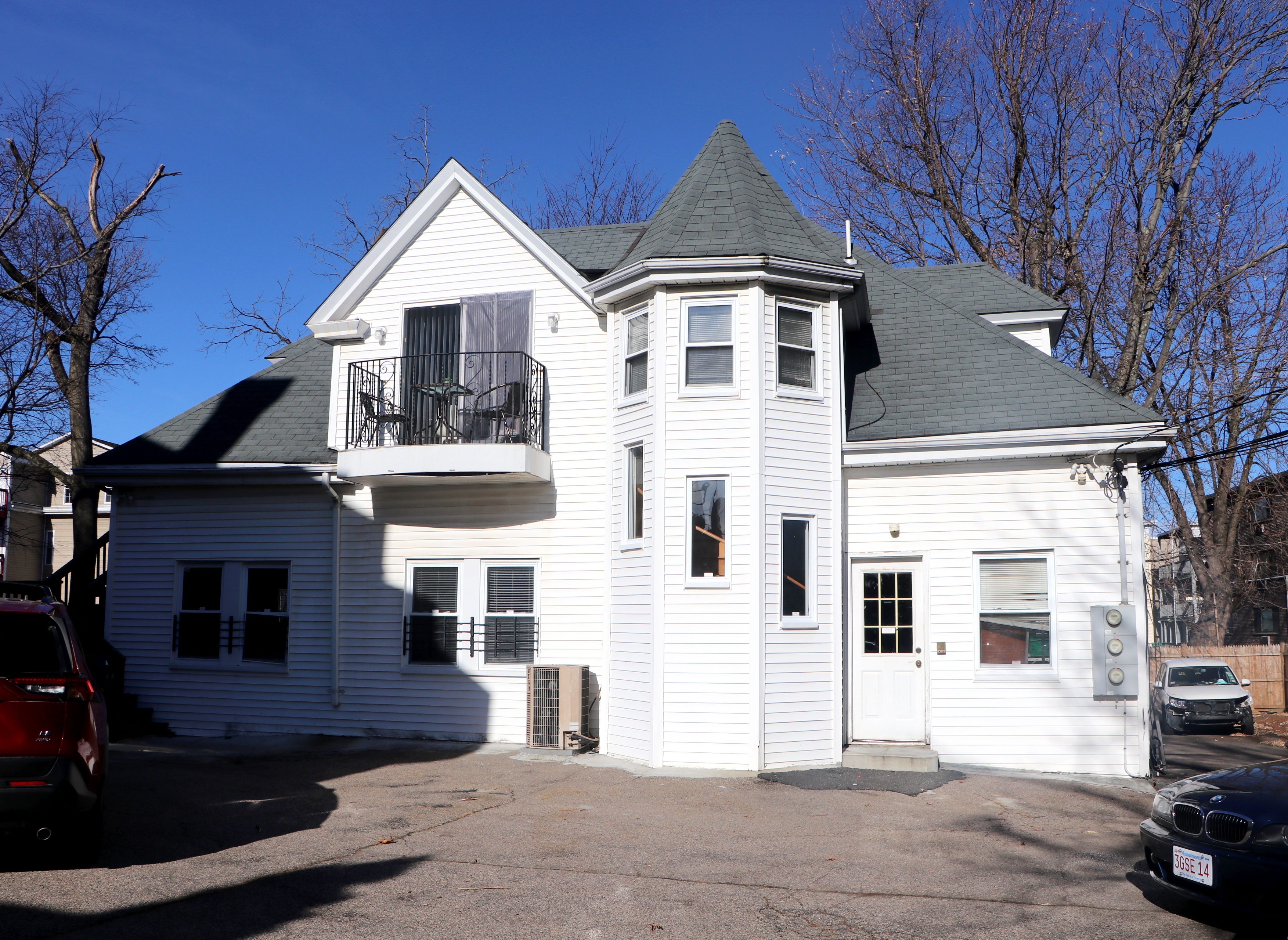 3 bed, 2 bath apartment for rent at 13 Gardner St Unit 3F, Allston — photo 3 of 4