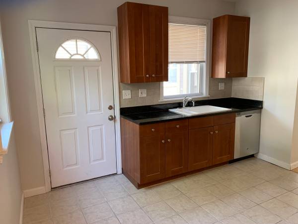 5 bed, 3 bath apartment for rent at 32 Channing St Unit 1, Newton — photo 32 of 46