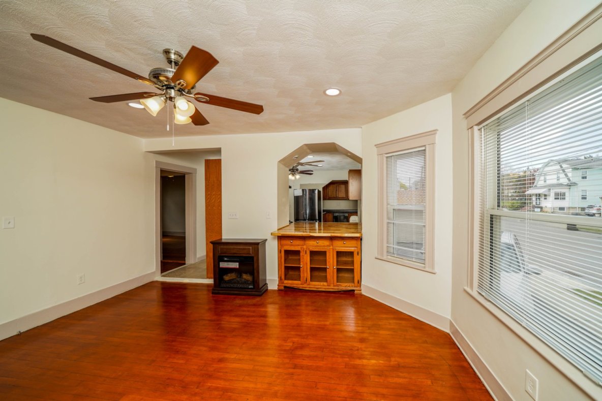 3 bed, 1 bath apartment for rent at 16 Waverley Ave Unit 1, Watertown — photo 4 of 15
