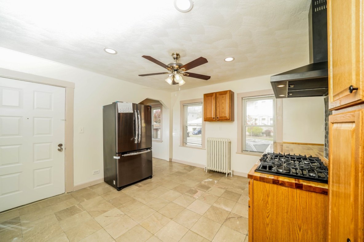 3 bed, 1 bath apartment for rent at 16 Waverley Ave Unit 1, Watertown — photo 6 of 15