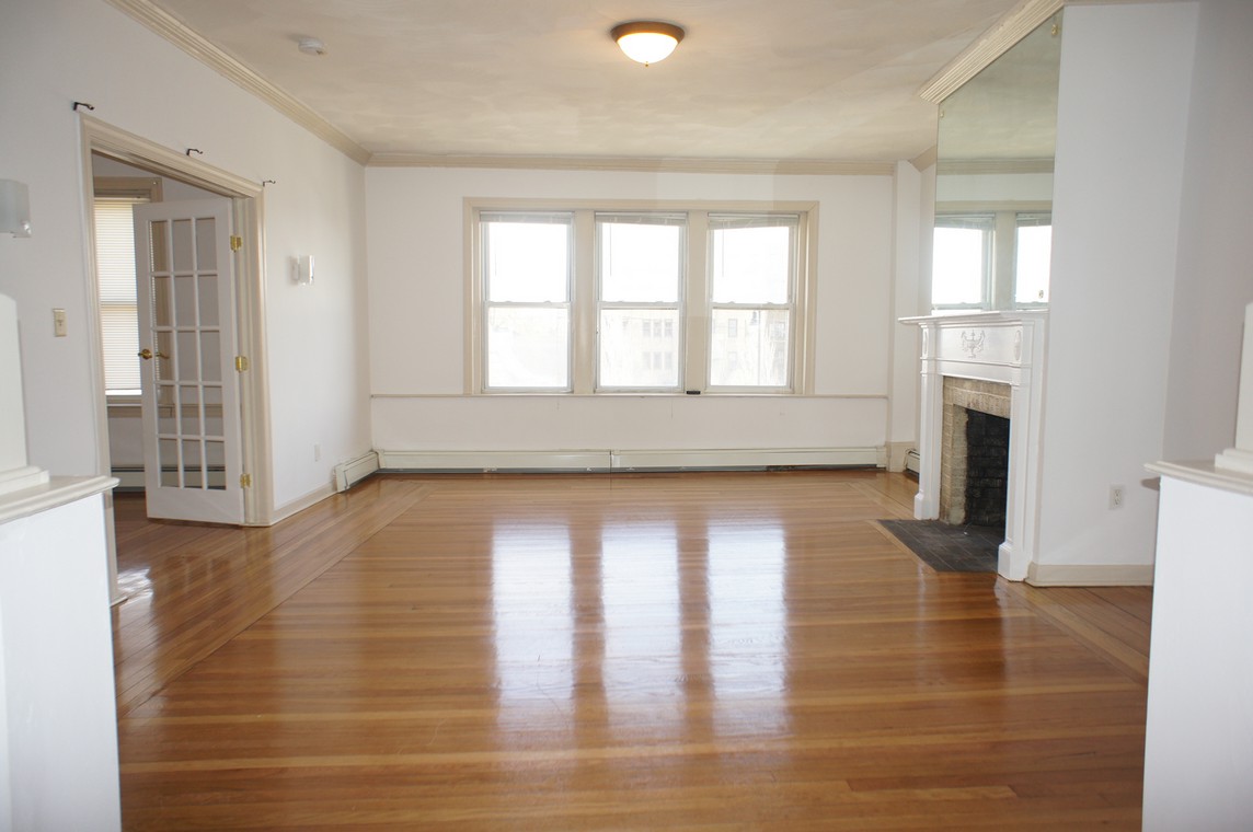 4 bed, 1 bath apartment for rent at 1661 Commonwealth Ave Unit 4, Brighton — photo 2 of 23