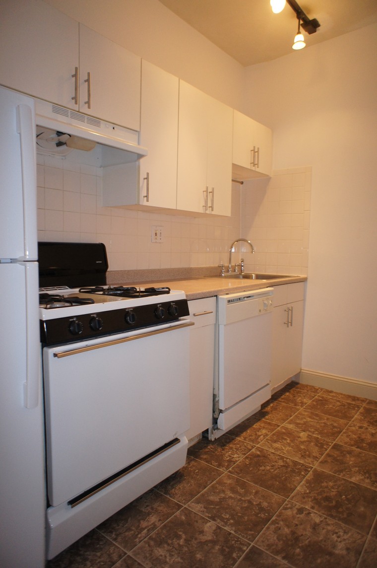 4 bed, 1 bath apartment for rent at 1661 Commonwealth Ave Unit 4, Brighton — photo 1 of 23