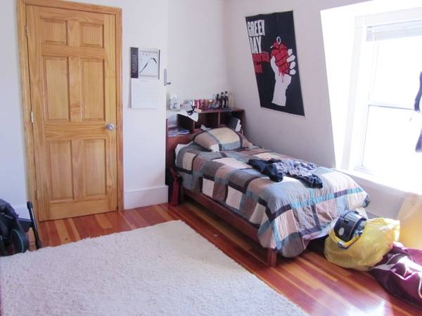 3 bed, 1 bath apartment for rent at 335 Lake Ave Unit 3, Newton Highlands — photo 6 of 22