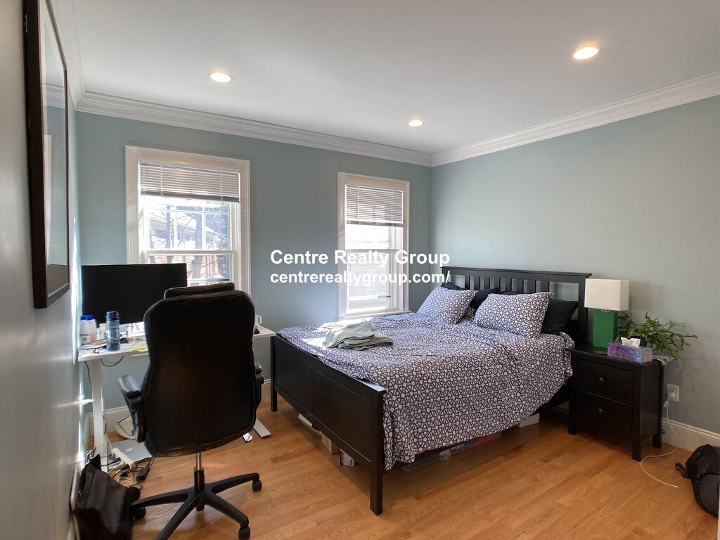 7 Acron Rd, Brookline Village