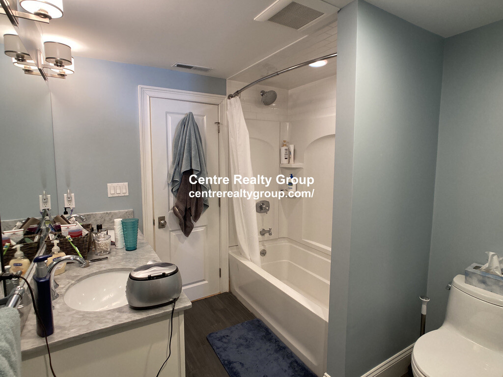 7 Acron Rd, Brookline Village