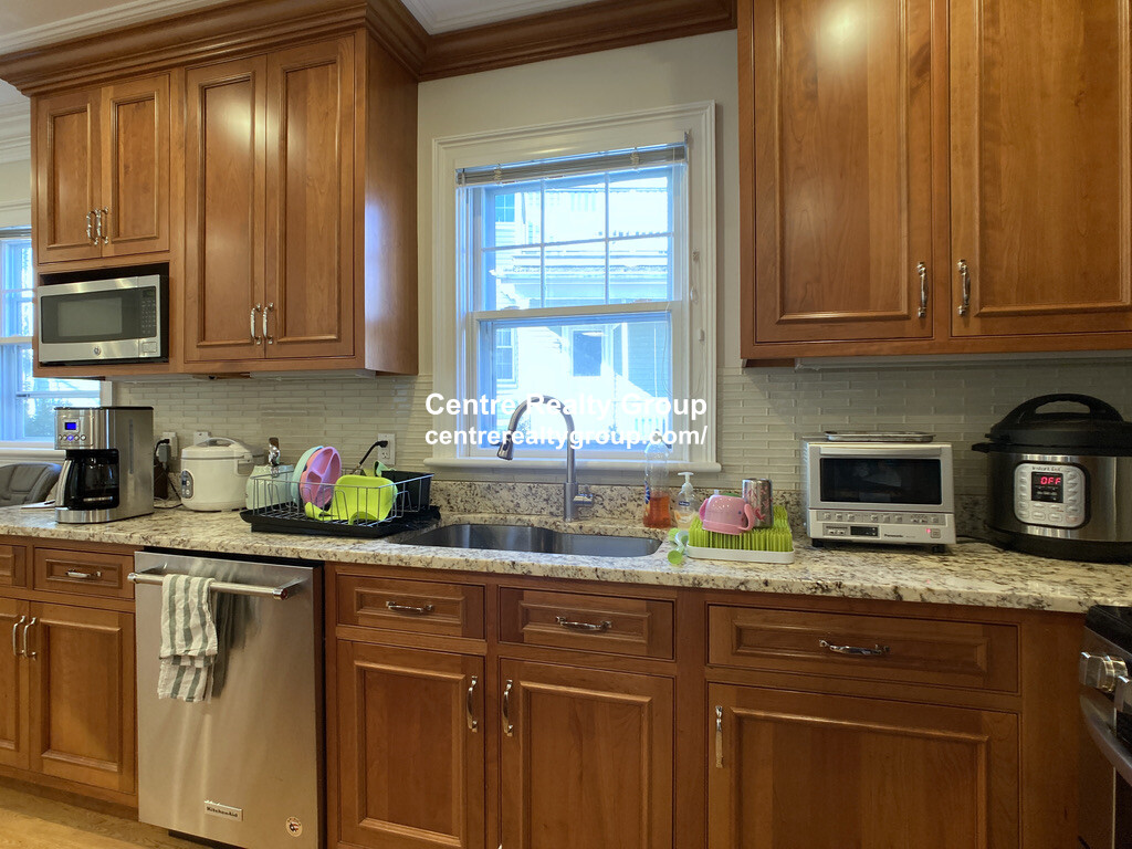 7 Acron Rd, Brookline Village