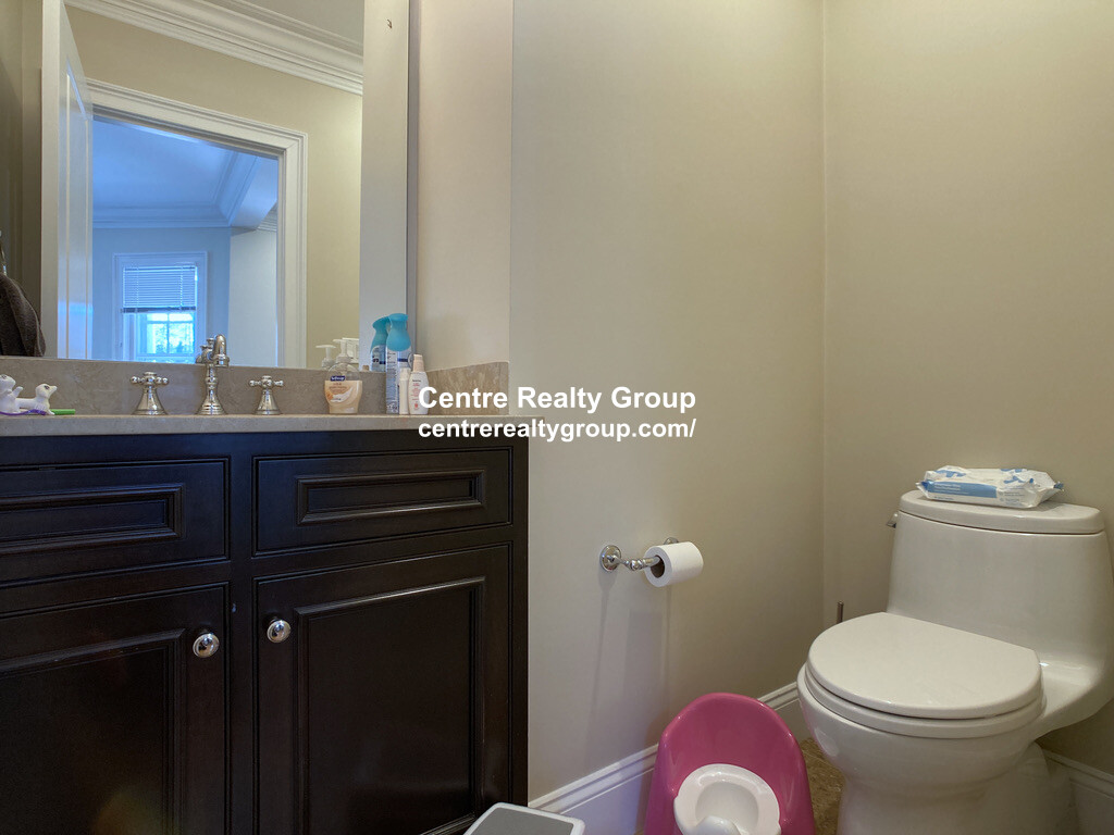 7 Acron Rd, Brookline Village