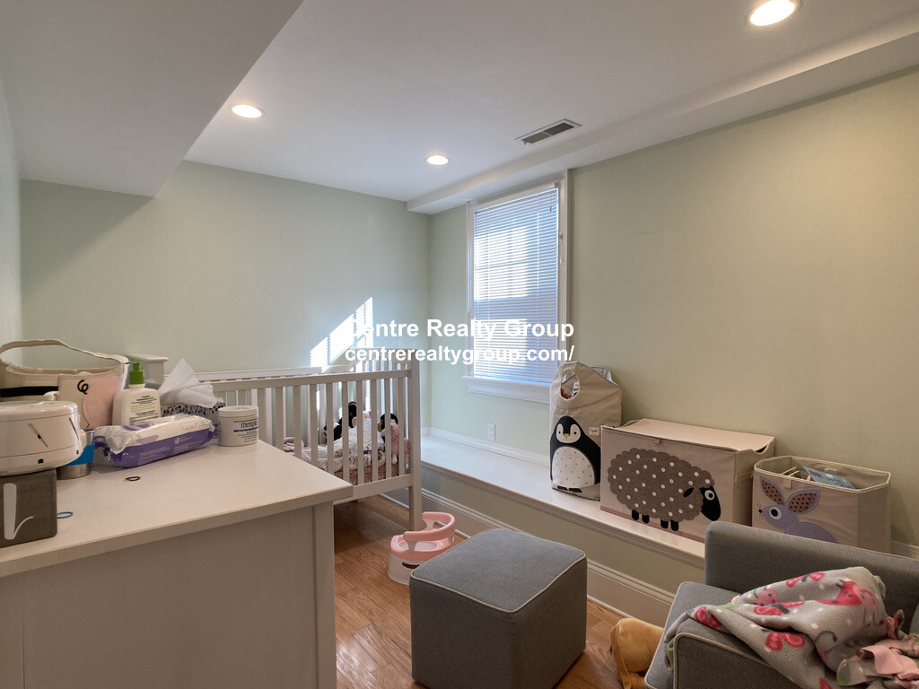 7 Acron Rd, Brookline Village