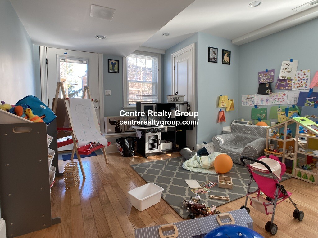 7 Acron Rd, Brookline Village