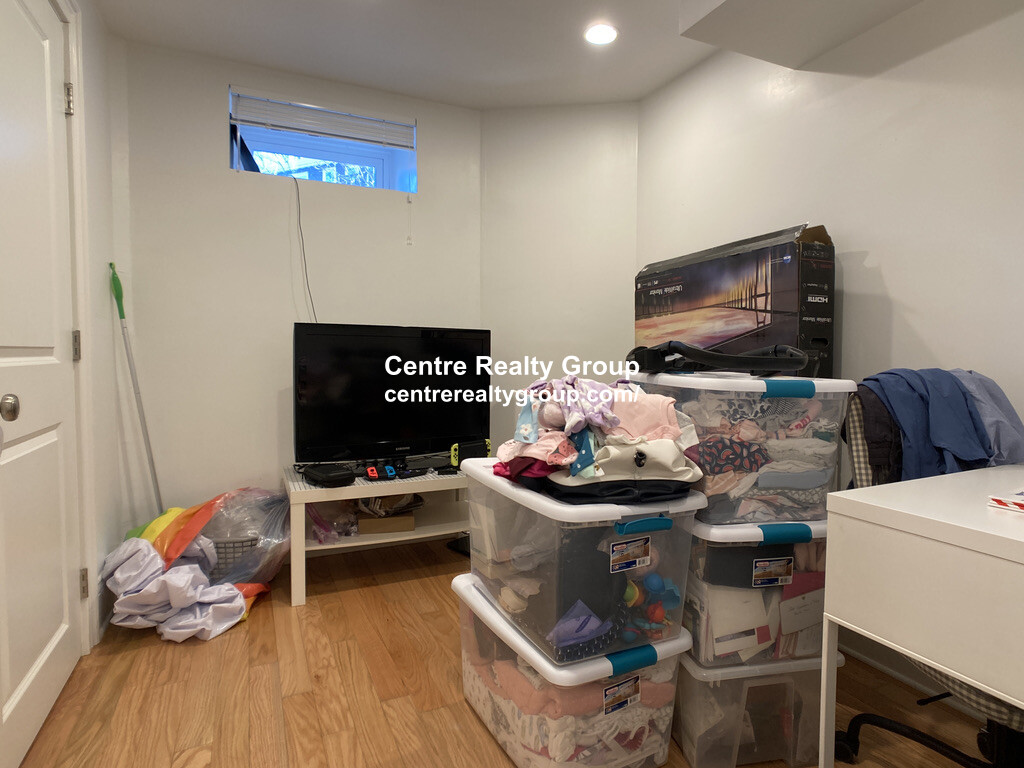 7 Acron Rd, Brookline Village