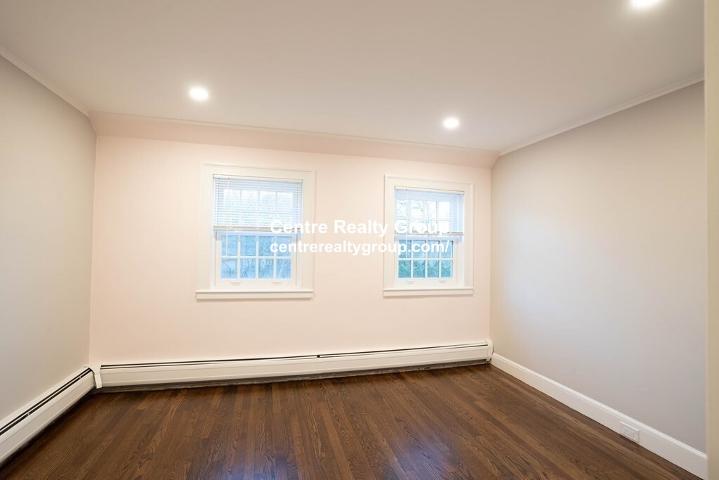 40 Pudding Stone Ln, Newton