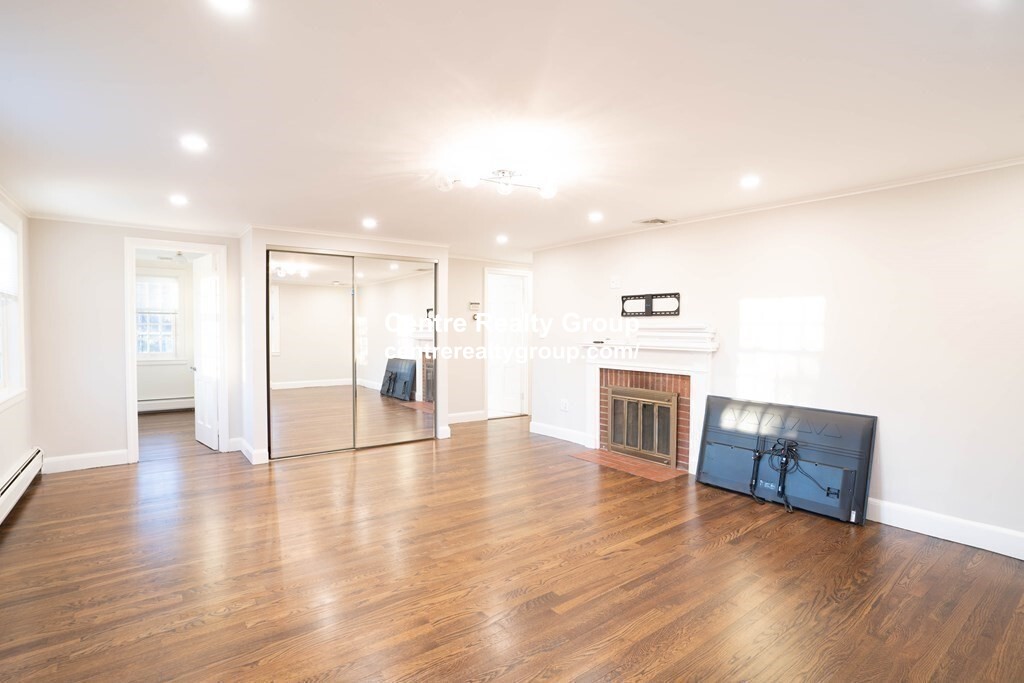 40 Pudding Stone Ln, Newton