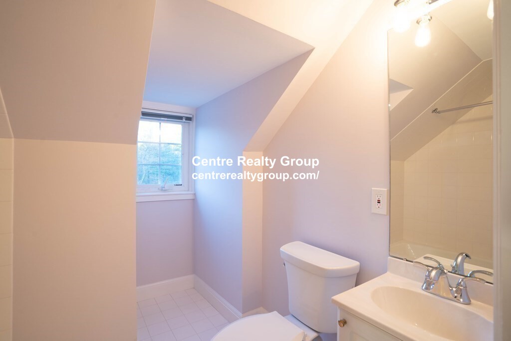 40 Pudding Stone Ln, Newton