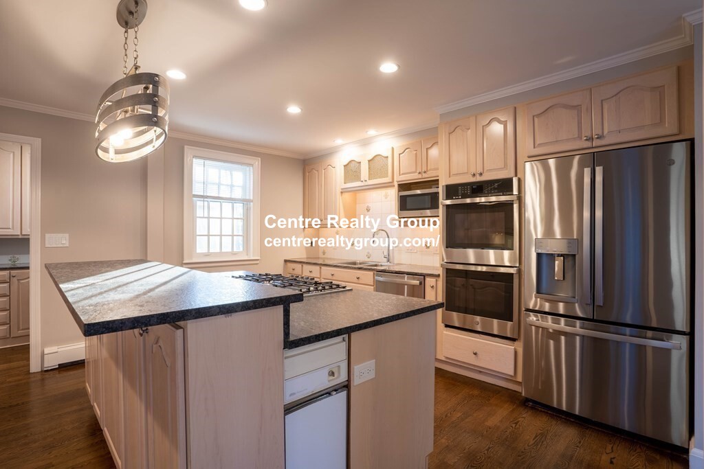 40 Pudding Stone Ln, Newton