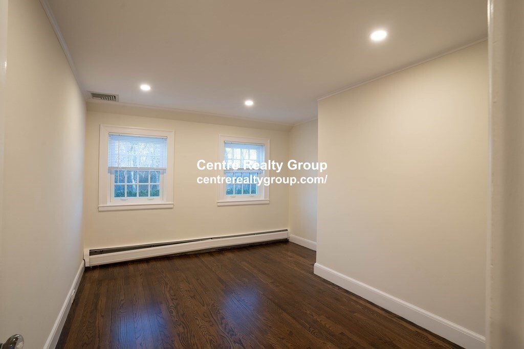 40 Pudding Stone Ln, Newton