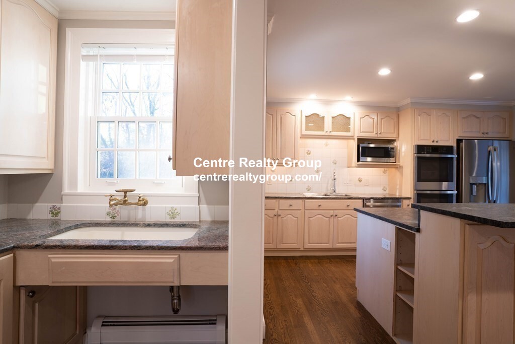 40 Pudding Stone Ln, Newton