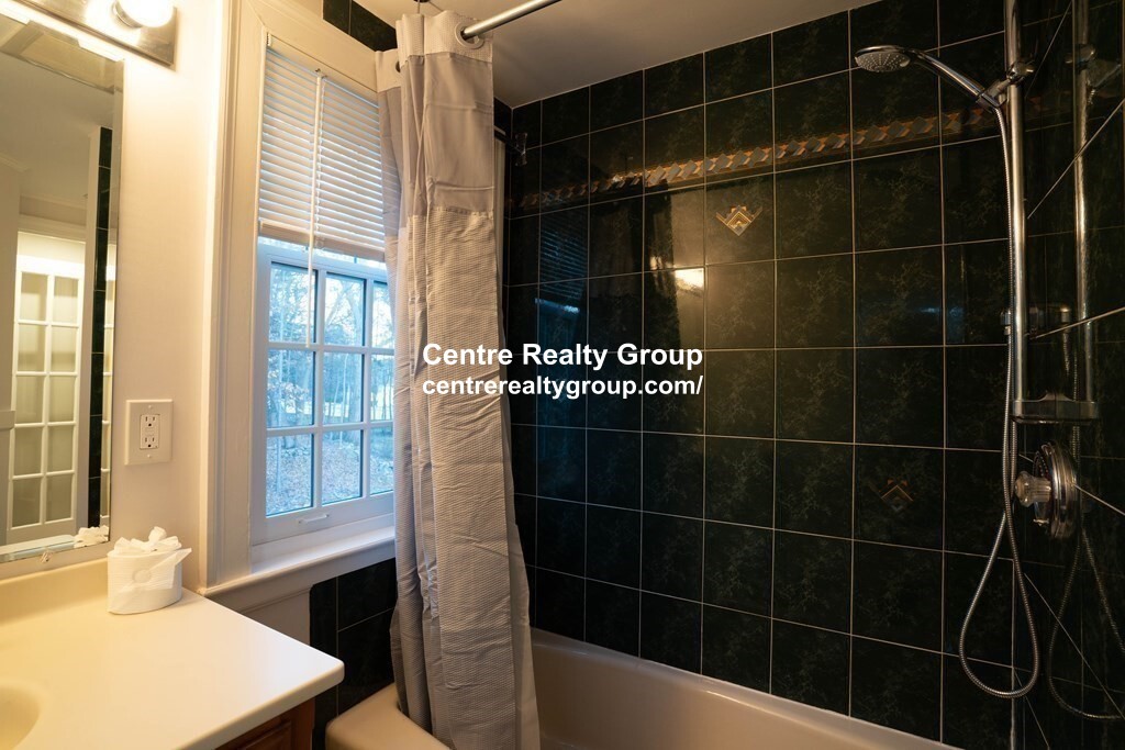 40 Pudding Stone Ln, Newton