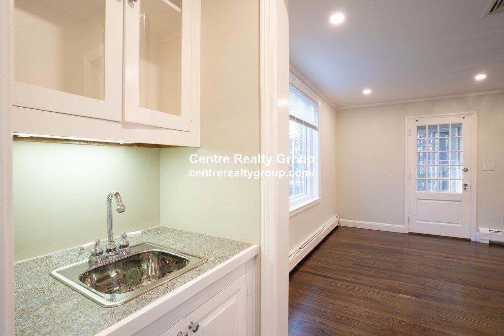 40 Pudding Stone Ln, Newton