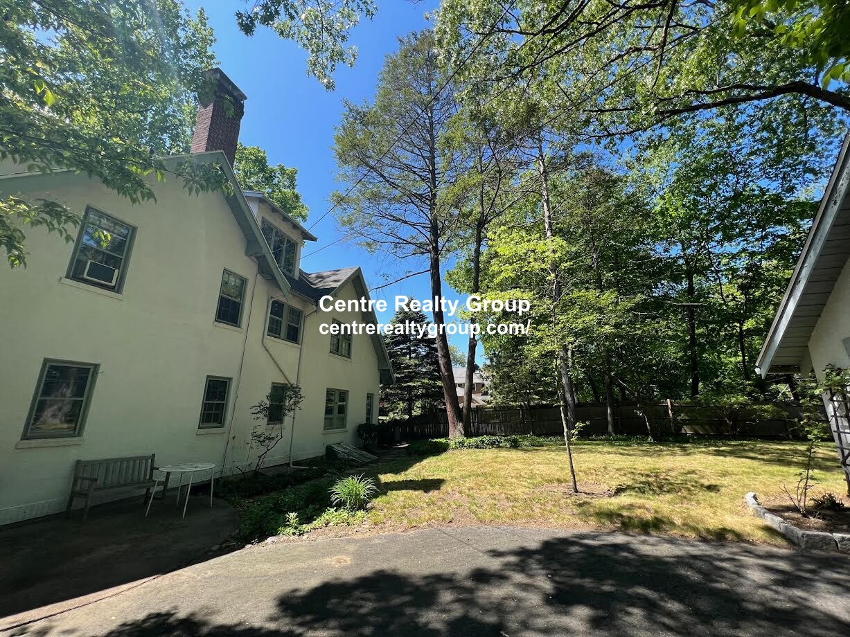 206 Middlesex Rd, Chestnut Hill