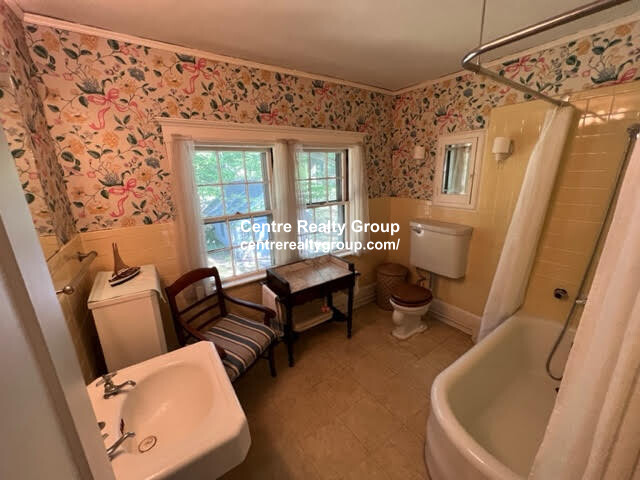 206 Middlesex Rd, Chestnut Hill