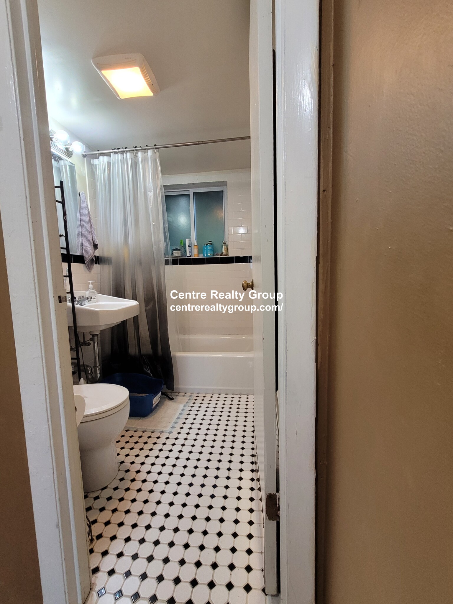 33 Westgate Rd, Chestnut Hill