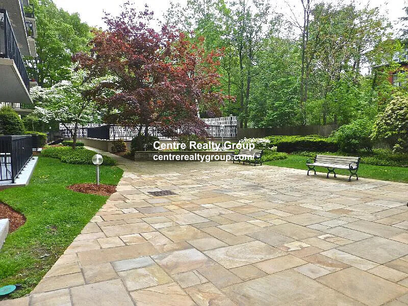 101 Monmouth St, Longwood