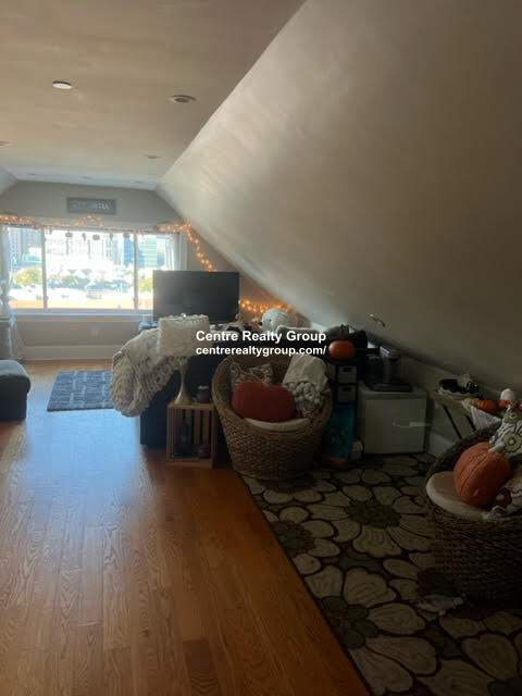 180 Hillside St, Mission Hill