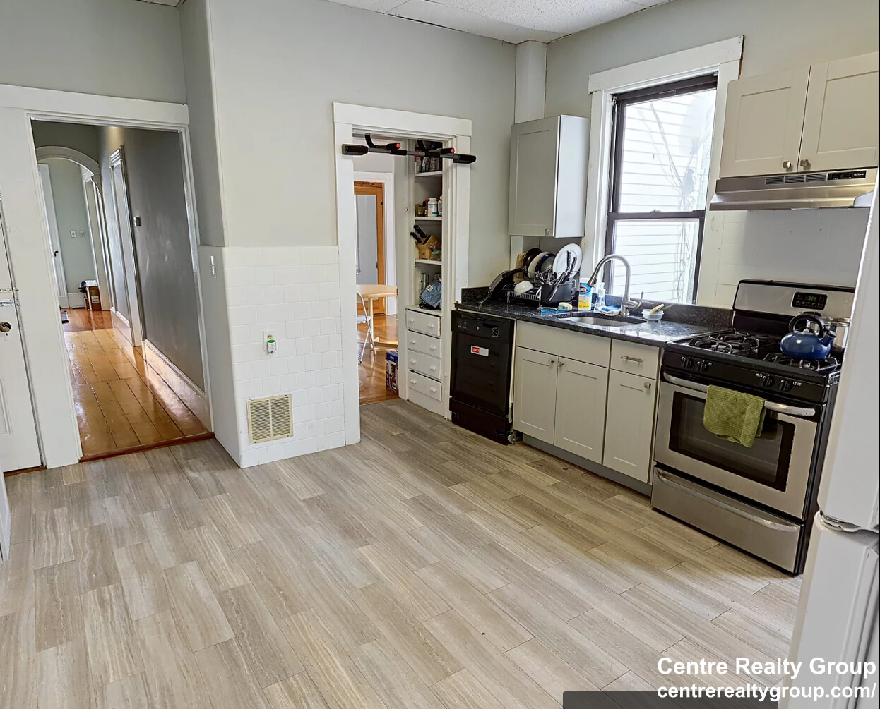 10 Saunders St, Allston