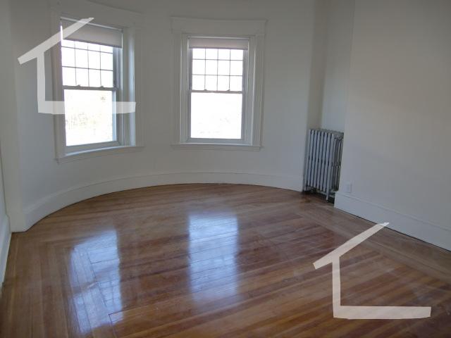 1589 Beacon St, Washington Square