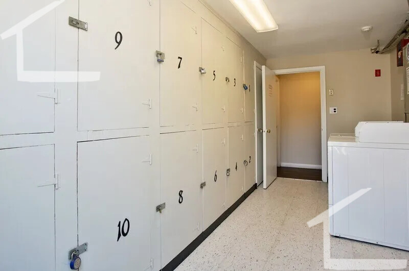 6 Old Colony Rd, Arlington