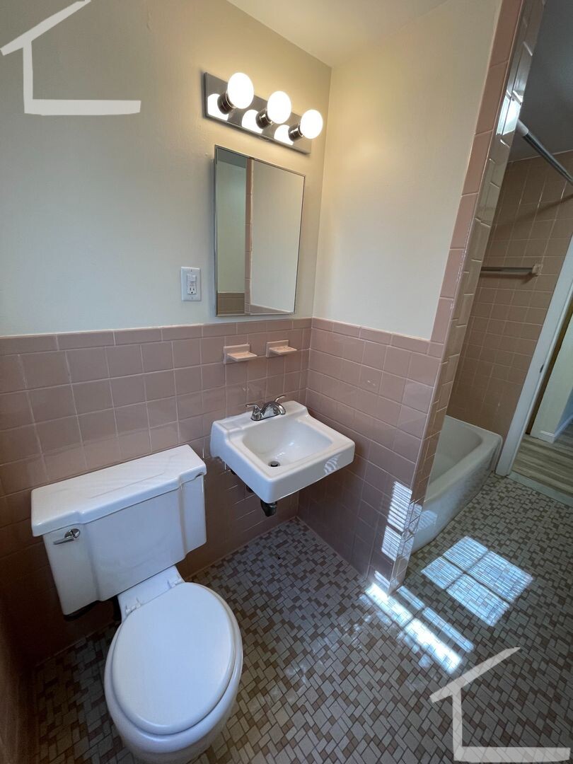 6 Old Colony Rd, Arlington