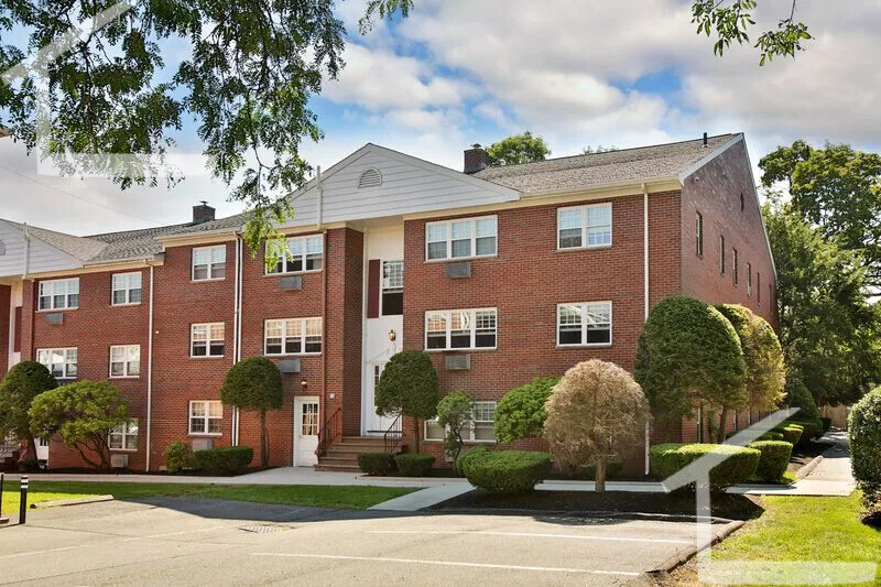 6 Old Colony Rd, Arlington